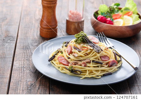 春季辣椒義大利麵配蕨菜：健康的日式西式午餐 124707161
