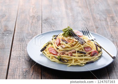 春季辣椒義大利麵配蕨菜：健康的日式西式午餐 124707163