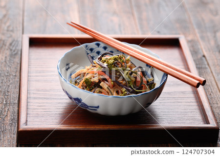 春季奢華：蕨菜蒟蒻燉菜（湯菜） 124707304