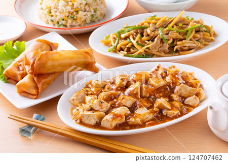 Eat mapo tofu and green pepper pork at a Chinese restaurant 124707462