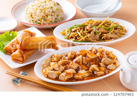 Eat mapo tofu and green pepper pork at a Chinese restaurant Eat mapo tofu and green pepper pork at a Chinese restaurant 124707463