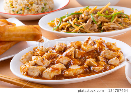Eat mapo tofu and green pepper pork at a Chinese restaurant 124707464