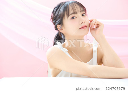 一張以粉紅背景拍攝的年輕女子清爽美照 一張以粉紅背景拍攝的年輕女子清爽美照 124707679