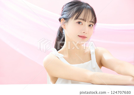 一張以粉紅背景拍攝的年輕女子清爽美照 一張以粉紅背景拍攝的年輕女子清爽美照 124707680