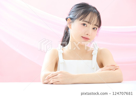 一張以粉紅背景拍攝的年輕女子清爽美照 一張以粉紅背景拍攝的年輕女子清爽美照 124707681