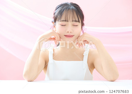一張以粉紅背景拍攝的年輕女子清爽美照 124707683