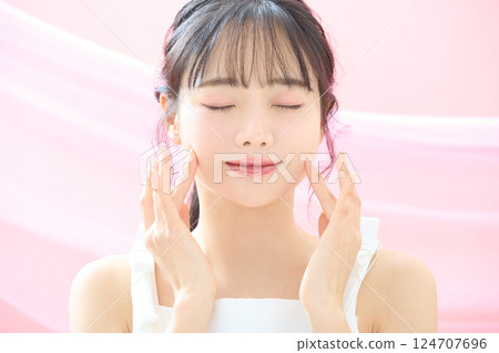 一張以粉紅背景拍攝的年輕女子清爽美照 一張以粉紅背景拍攝的年輕女子清爽美照 124707696