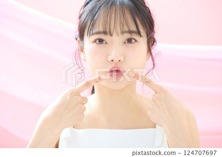 一張以粉紅背景拍攝的年輕女子清爽美照 124707697