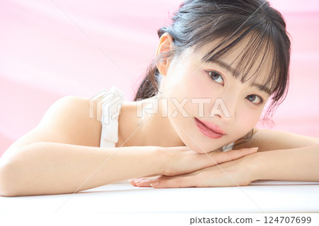一張以粉紅背景拍攝的年輕女子清爽美照 124707699