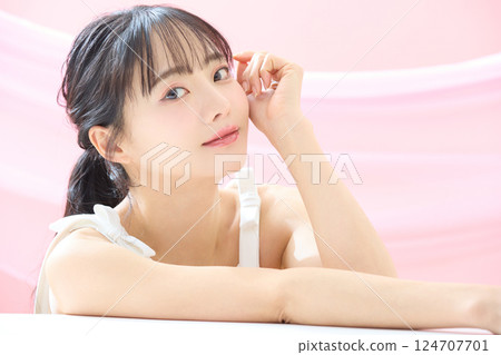 一張以粉紅背景拍攝的年輕女子清爽美照 124707701