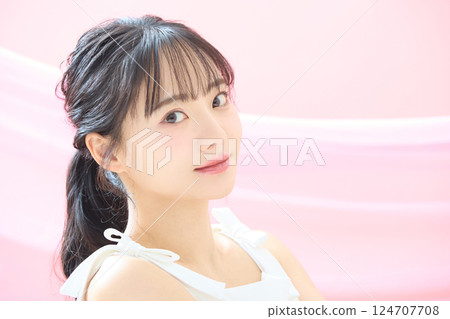 一張以粉紅背景拍攝的年輕女子清爽美照 124707708