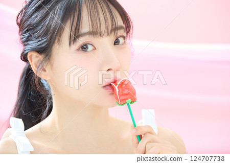 一張以粉紅背景拍攝的年輕女子清爽美照 124707738