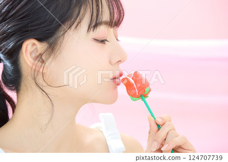 一張以粉紅背景拍攝的年輕女子清爽美照 124707739
