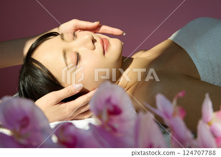 一張以粉紅背景拍攝的年輕女子清爽美照 124707788