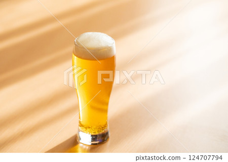 假日午後享用啤酒 124707794