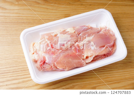 生雞大腿 124707883