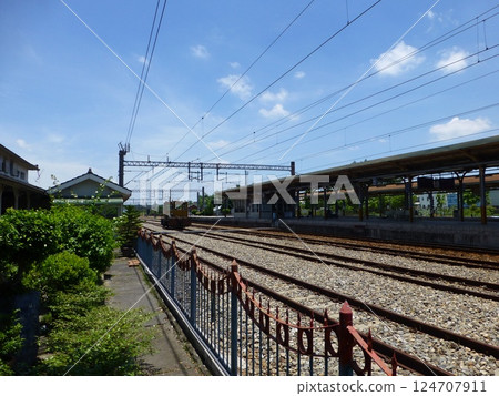 台灣雲林-2013年6月2日：台灣歷史風景：台鐵斗南月台及建站前的軌道 124707911