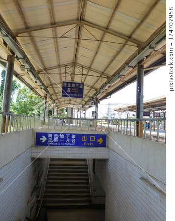 台灣雲林-2013年6月2日:台灣歷史觀光:台鐵南站施工站前地下道入口 台灣雲林-2013年6月2日:台灣歷史觀光:台鐵南站施工站前地下道入口 124707958