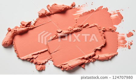 淺粉色化妝品粘土的抽象紋理在純白色背景上被弄髒和散落 124707980