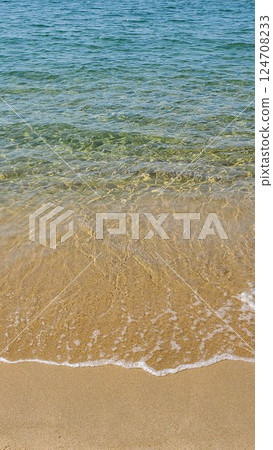 Beautiful sandy beaches and clear water 124708233