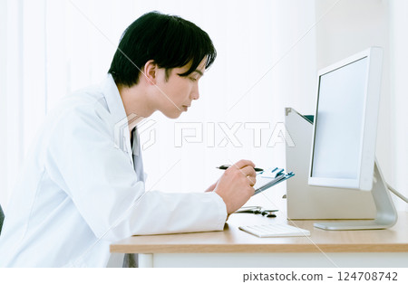 一位年輕的醫生操作電腦 124708742
