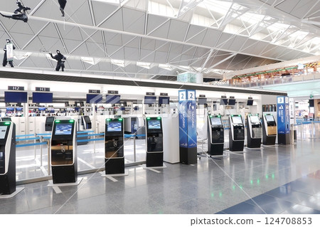 設有行李標籤發放機的登機櫃檯 設有行李標籤發放機的登機櫃檯 124708853