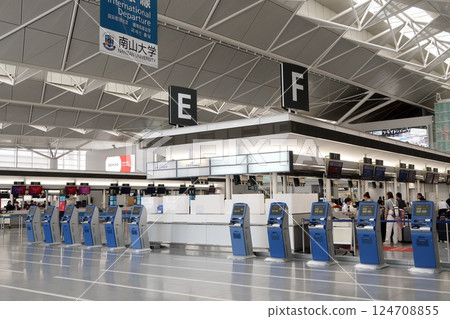 Check-in counters with baggage tag issuing machines 124708855