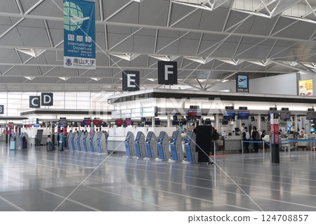 設有行李標籤發放機的登機櫃檯 124708857