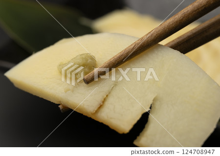 Pick up the bamboo shoot sashimi with chopsticks 124708947