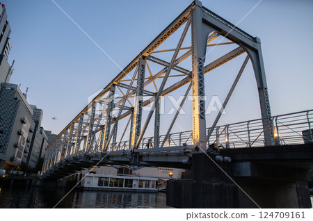 夕陽照亮的鐵路橋 124709161