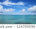 Couple doing SUP in the ocean of Okinawa 124709590