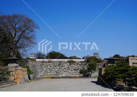 Akashi Castle (Taikomon Gate, Kun Tower, and Tatsumi Tower) seen from the Sannomaru entrance in Akashi, Hyogo (late spring) 124709630