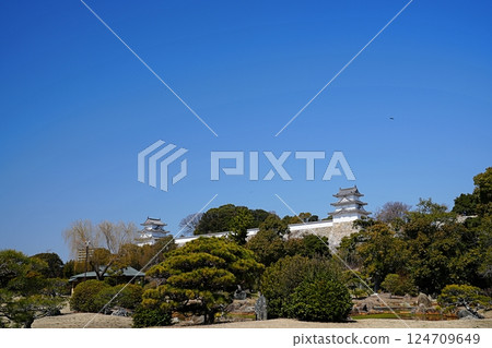 Hyogo Prefecture, Akashi Castle's Higurashi Pond and the Tatsumi and Kun turrets (southeast, late spring) 124709649