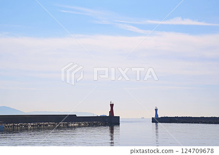 Hyogo Prefecture, Akashi, Akashi Port (Akashi Fishing Port) East Breakwater Lighthouse and West Breakwater Lighthouse (late spring) 124709678