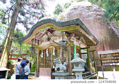 大阪市交野市岩船神社的拜殿與船形岩（正面、夏季） 124709690