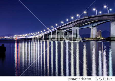琵琶湖大橋的夜景與倒映在水面上的燈光（大津市側） 124710197
