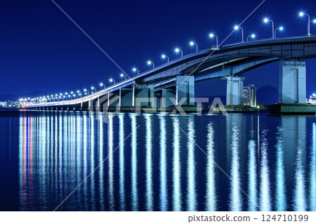 Night view of Lake Biwa Bridge and the lights reflected on the water (from the Otsu City side) 124710199