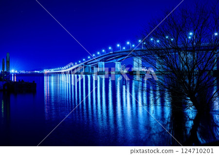 琵琶湖大橋的夜景與倒映在水面上的燈光(大津市側) 琵琶湖大橋的夜景與倒映在水面上的燈光(大津市側) 124710201