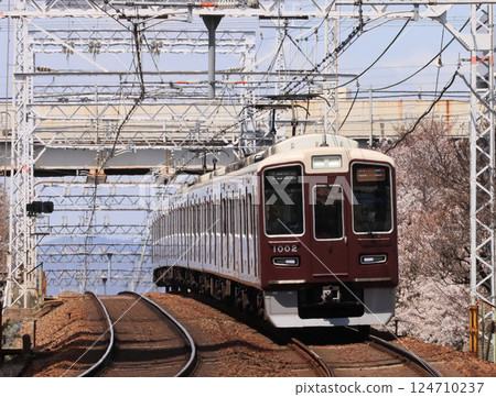 阪急電鐵1000系列列車駛入十三站 124710237