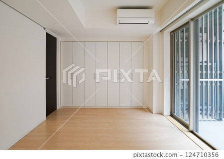 Indoor photo 124710356