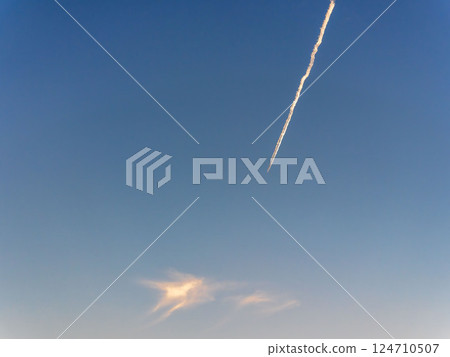 春季日落天空的凝結尾跡 03 124710507