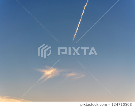 春季日落天空的凝結尾跡 04 124710508