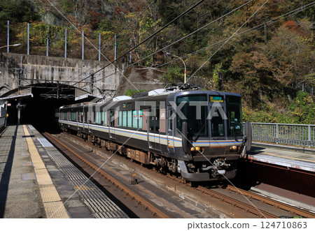 福知山線223系列列車抵達竹田尾站 124710863