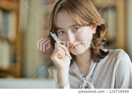 在辦公室工作的年輕女子 124710940