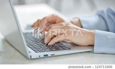 Middle woman using a computer in the living room 124711000