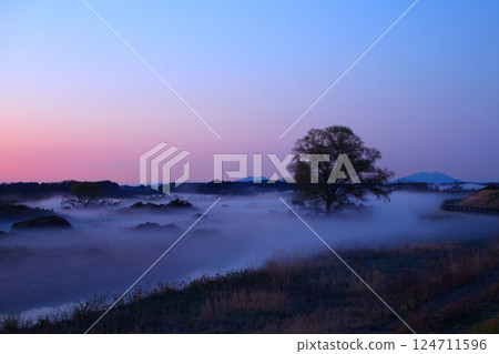 宇都宮市：鬼怒川與筑波山被霧氣籠罩 124711596