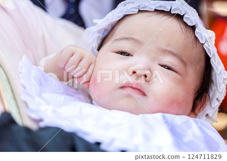 嬰兒參觀神社的特寫 124711829