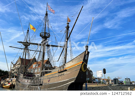 North Sea fishing village - Volendam 124712562