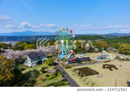 春季櫻花季,從觀景台可以欣賞城山公園和霧島連山的美景 春季櫻花季,從觀景台可以欣賞城山公園和霧島連山的美景 124712563