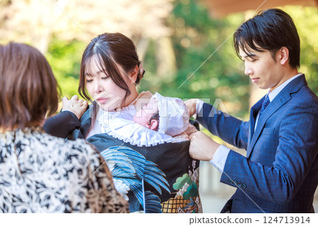 Family wearing ceremonial attire for shrine visit Family wearing ceremonial attire for shrine visit 124713914